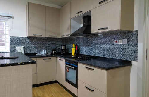 Accra House | Serene Gated 7-Guest Townhome with gym