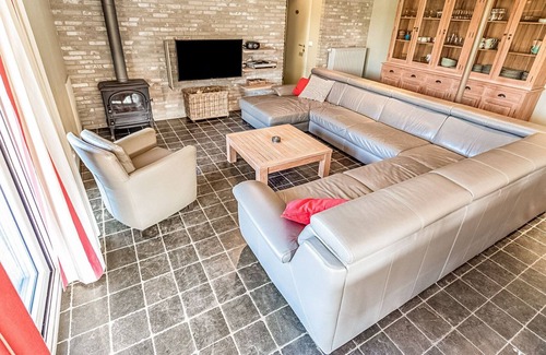 Alveringem House | Serene Holiday Home in Gijverinkhove with Terrace, Garden