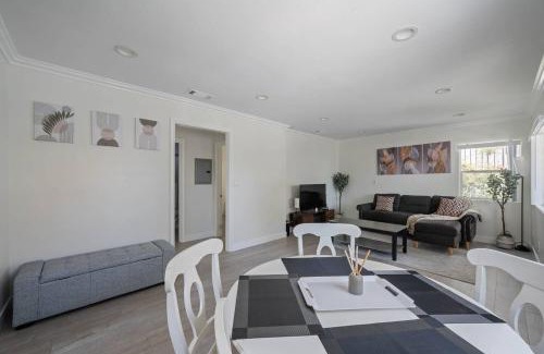 Burbank House | Serene Home in Central Burbank