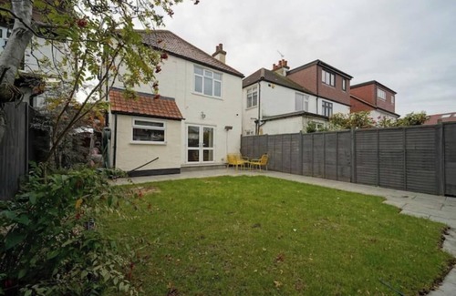 Hersham House | Serene home with all comforts (Wifi, Parking, EV Charge) & Long Stay Discount!n