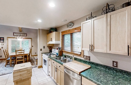 Brutus Cabin | Serene Home with Fire pit, Hammock, Loft, WIFI & Private W&D
