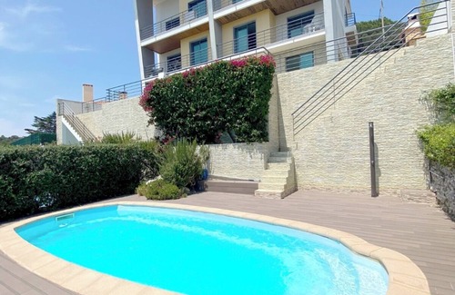 Zambujal House | Serene house 2 minutes from Sesimbra beach, very quiet.
