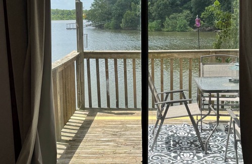 Wyandotte House | Serene lakefront 2 bedroom with gorgeous views and water access