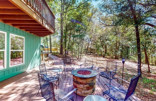 Chipley House | Serene lakeside home with modern upgrades, kayak