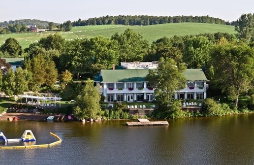 Otonabee-South Monaghan Cottage | Serene Lakeside Inn Featuring Private Decks, Wine Cellar & Scenic Views for Coup