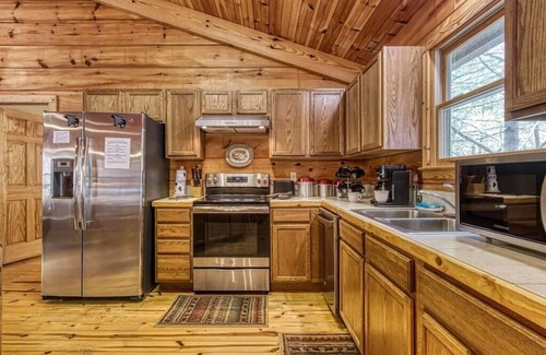Townsend Cabin | Serene & Lux 4BR w Game Room!…HOT TUB…POOL TABLE