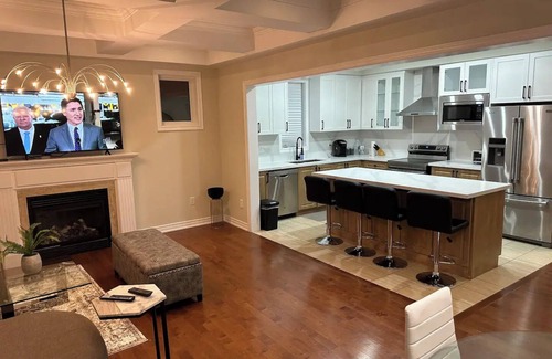 Markham House | Serene & Modern ~ 10min to Downtown ~ Yard ~ Pkg!