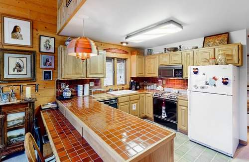 Almont Cabin | Serene mountainside cabin, with washer/dryer - near skiing