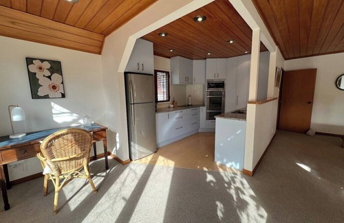 Hauraki House | Serene Oasis Steps from Takapuna