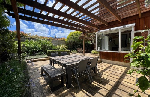 Hauraki House | Serene Oasis Steps from Takapuna