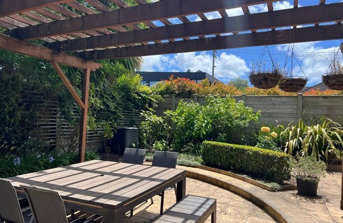 Hauraki House | Serene Oasis Steps from Takapuna