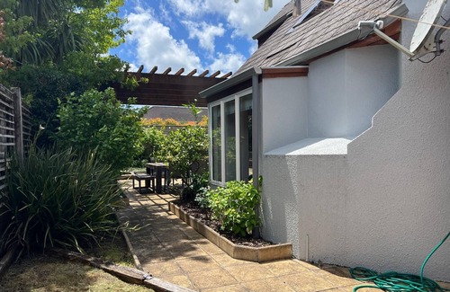 Hauraki House | Serene Oasis Steps from Takapuna