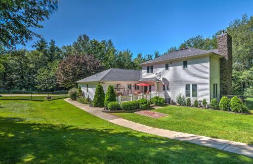 Orchard Park Apartment | Serene Orchard Park Apartment Large Yard and Patio!