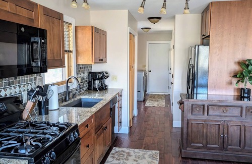 Salamanca House | Serene & private getaway 5 min. from EVL. 4 beds, 2.5 baths, sleeps 14, hot tub.