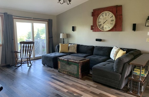 Juneau House | Serene, Quiet and Beautiful House with a Stunning Western Lake View