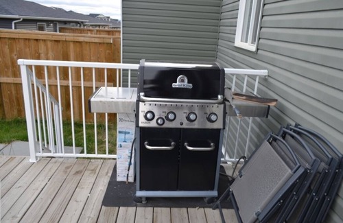 Calgary House | Serene & Relaxing Home With King Bed, Near Calgary Airport