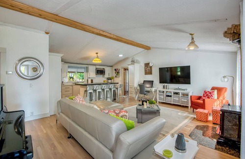 Carver House | Serene Retreat on 45 Acres in Eagle Creek, OR - Perfect Getaway Spot