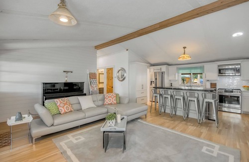 Carver House | Serene Retreat on 45 Acres in Eagle Creek, OR - Perfect Getaway Spot