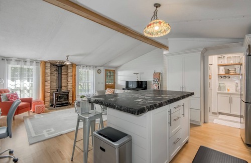 Carver House | Serene Retreat on 45 Acres in Eagle Creek, OR - Perfect Getaway Spot