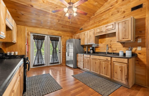 Rogers Cabin | Serene Retreat, Private Setting, Near Muir Valley Climbing & Redpoint BBQ