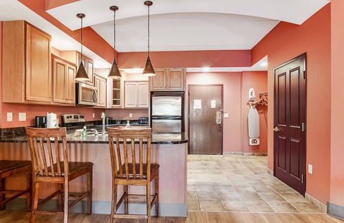 Wisconsin Dells Apartment | Serene river-view condo with in-room jetted tub & two fireplaces