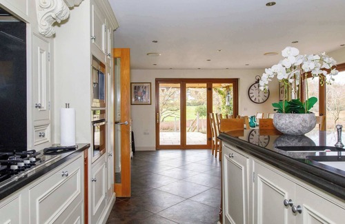 Netley House | Serene Riverside: 6BR Luxury Retreat in Curdridge