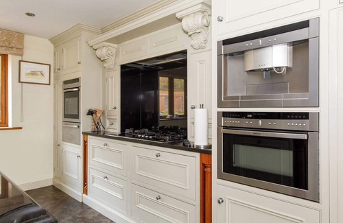 Netley House | Serene Riverside: 6BR Luxury Retreat in Curdridge