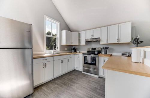 Costigan Apartment | Serene Riverside Retreat - 4BD Getaway near Bangor