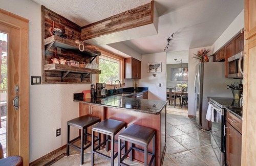 Castlewood House | Serene Rustic Haven, Huge Yard & Decks , ZenDen