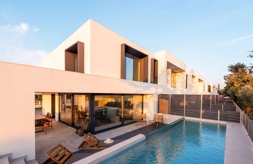 Nea Iraklia Villa | Serene seafront homes
