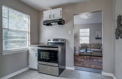 Whitehaven House | Serene Simplicity: Close to I-55 Graceland Airport