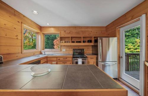 Clearview Ski Chalet | Serene Spacious Home in Creemore