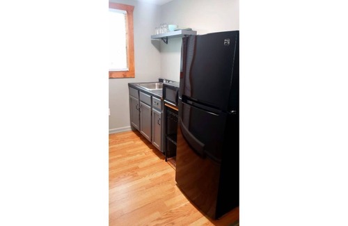 Geneva-on-the-Lake House | Serene Suite right off GOTL Strip! Sleeps 2!