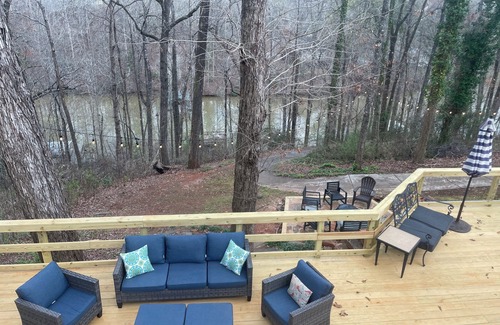 West Union House | Serene Vacation Home with Kayaks & Ample Space