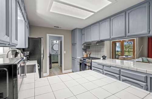 Oakhurst House | Serene Views with Hot Tub, BBQ, Fire Pit, Game Room