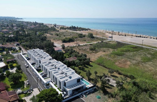 Nea Iraklia Villa | serene villas halkidiki - Cfront private pool