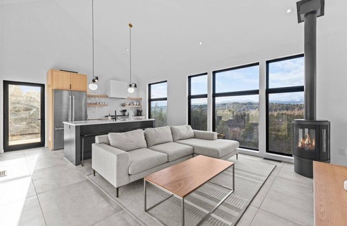 Stowe Hollow House | Serene Vista Manor, Modern and New - The Thomas