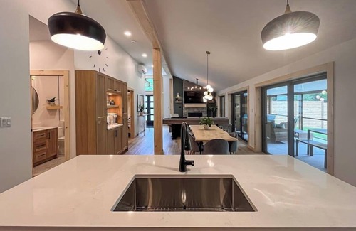 Kingsville House | Serene Wilderness Retreat w/Heated Pool & Sauna + Private Event Space