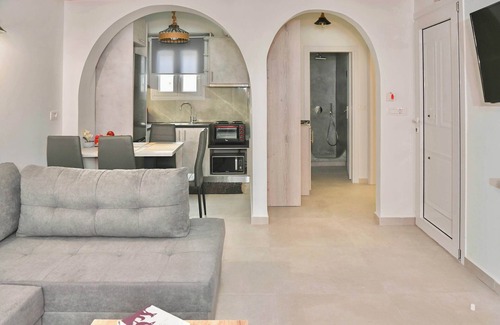 Kamari Apartment | Serenite Santorini 2 Bd Getaway and Stunning Sea View