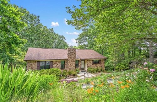 Hendersonville House | Serenity Abode of Hendersonville