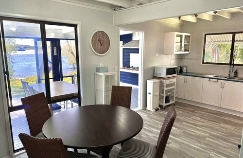 Brisbane Waterfront Cottage | Serenity by the Sea: Island Waterfront Oasis
