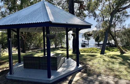 Brisbane Waterfront Cottage | Serenity by the Sea: Island Waterfront Oasis