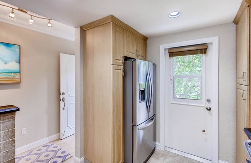 Bel Air Apartment | Serenity by the sea, 2 bedroom +den, 2 bath across the street from the beach