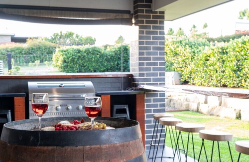 Millfield House | Serenity Estate: Luxury Hunter Valley Acreage - Heated SwimSpa ~ MountainViews ~FirePit ~ Pool Table