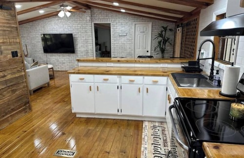 Fort White Cabin | Serenity Farmhouse near Florida Springs Game Room + Fire Pit