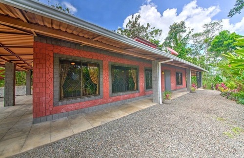 Venado House | Serenity Master Suite nestled on a 3-acre rain forest near La Fortuna!