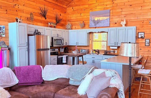 West Jefferson Cabin | Serenity Meets Convenience - Honey Bear Log Cabin Near Downtown West Jefferson