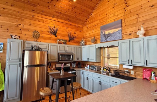 West Jefferson Cabin | Serenity Meets Convenience - Honey Bear Log Cabin Near Downtown West Jefferson