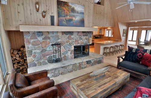 Cable House | Serenity On Lake Owen 5 Bedroom Hotel Room by RedAwning