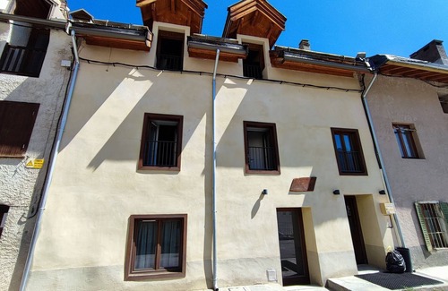 Monetier-les-Bains Apartment | Serre Chevalier, Monêtier, superb renovated apartment with terrace overlooking garden